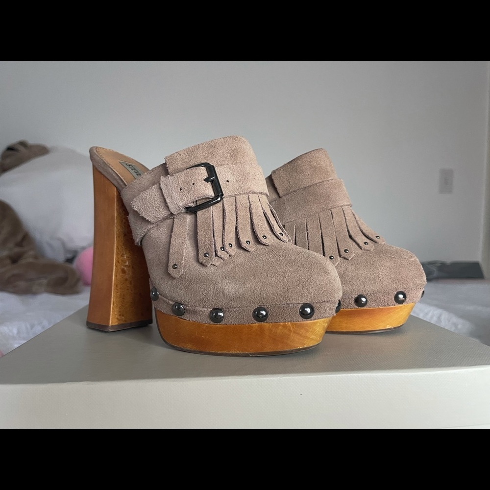 Height heel leather clogs